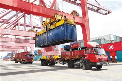 湛江珠江水同碧 港城鹏城启征程 货物进出口新篇章