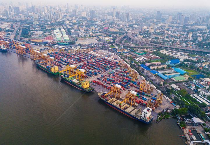 业务和物流国际货进出口业务中的空最高视野由起重机将货物运往港口